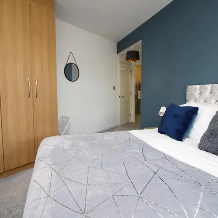 Chatfield Heights, By Staybc Apartment Bristol